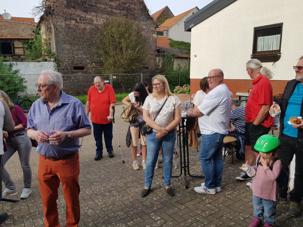 Gemütliches Beisammensein am Asselheimer Dorfanger mit Norbert Schott und interessierten Bürgern